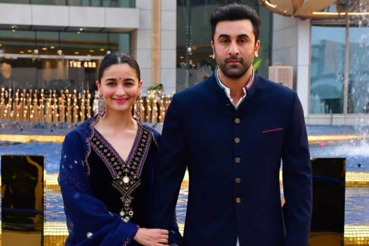 আলিয়ার পোশাকের ব্র্যান্ড এড-এ-মাম্মা (Ed-a-Mamma) এখন কয়েকশো কোটির সংস্থা। গত বছর রিলায়েন্স রিটেইল বড় অংশীদারিত্ব কিনে নেওয়ার পর তাঁর সম্পত্তি রাতারাতি বাড়ে। পাশাপাশি তাঁর প্রযোজনা সংস্থা ইটারনাল সানশাইন, শর্ট ফিল্ম ও ডিজিটাল কনটেন্ট থেকে মুনাফা, এবং প্রাথমিক পর্যায়ে নায়কা (Nykaa)-তে বিনিয়োগ- সব মিলিয়ে আলিয়া নিজেই হয়ে উঠেছেন এক পূর্ণাঙ্গ ইন্ডাস্ট্রি।